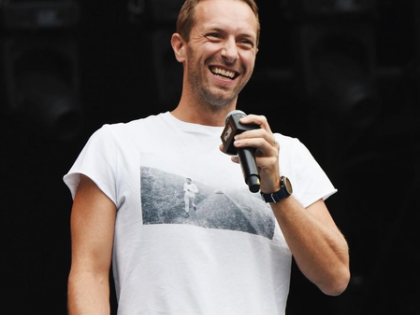 Chris Martin surprises newlyweds with live performance at their wedding | Chris Martin surprises newlyweds with live performance at their wedding Chris Martin surprises newlyweds with live performance at their wedding | Chris Martin surprises newlyweds with live performance at their wedding