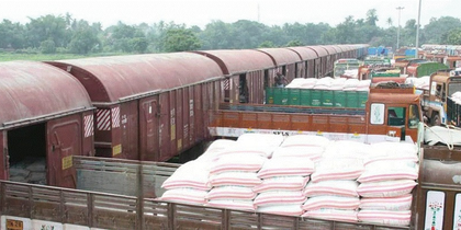 Indian Railways' fertiliser loading up to ensure uninterrupted supply to farmers | Indian Railways' fertiliser loading up to ensure uninterrupted supply to farmers Indian Railways' fertiliser loading up to ensure uninterrupted supply to farmers | Indian Railways' fertiliser loading up to ensure uninterrupted supply to farmers