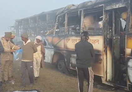 Four killed as dense fog triggers 10 vehicle-pile-up on Delhi-Agra Expressway | Four killed as dense fog triggers 10 vehicle-pile-up on Delhi-Agra Expressway Four killed as dense fog triggers 10 vehicle-pile-up on Delhi-Agra Expressway | Four killed as dense fog triggers 10 vehicle-pile-up on Delhi-Agra Expressway