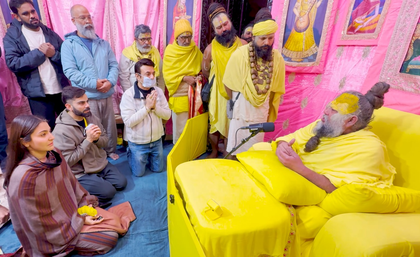 Virat Kohli visits Premanand Ji Maharaj’s ashram with wife Anushka Sharma Virat Kohli visits Premanand Ji Maharaj’s ashram with wife Anushka Sharma