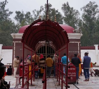 Major theft at Thawe Durga temple in Bihar’s Gopalganj, gold and silver ornaments stolen | Major theft at Thawe Durga temple in Bihar’s Gopalganj, gold and silver ornaments stolen Major theft at Thawe Durga temple in Bihar’s Gopalganj, gold and silver ornaments stolen | Major theft at Thawe Durga temple in Bihar’s Gopalganj, gold and silver ornaments stolen