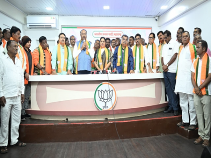 Setback for Cong in Maha ahead of municipal polls as MLC Pradnya Satav joins BJP | Setback for Cong in Maha ahead of municipal polls as MLC Pradnya Satav joins BJP Setback for Cong in Maha ahead of municipal polls as MLC Pradnya Satav joins BJP | Setback for Cong in Maha ahead of municipal polls as MLC Pradnya Satav joins BJP