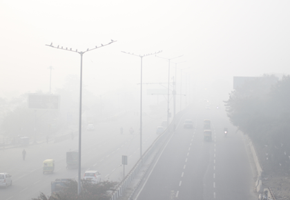 Delhi chokes as AQI slips into 'severe' zone | Delhi chokes as AQI slips into 'severe' zone Delhi chokes as AQI slips into 'severe' zone | Delhi chokes as AQI slips into 'severe' zone