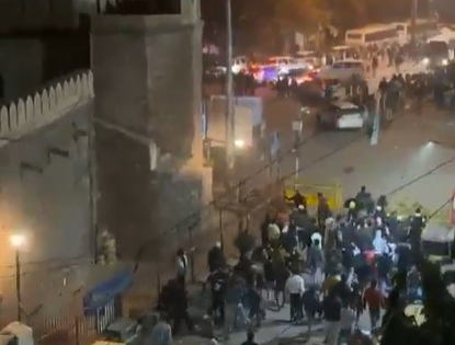 Tensions erupts during anti-encroachment drive near Old Delhi mosque | Tensions erupts during anti-encroachment drive near Old Delhi mosque Tensions erupts during anti-encroachment drive near Old Delhi mosque | Tensions erupts during anti-encroachment drive near Old Delhi mosque