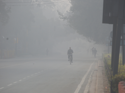 Delhi shivers as IMD warns of cold wave, AQI remains poor | Delhi shivers as IMD warns of cold wave, AQI remains poor Delhi shivers as IMD warns of cold wave, AQI remains poor | Delhi shivers as IMD warns of cold wave, AQI remains poor