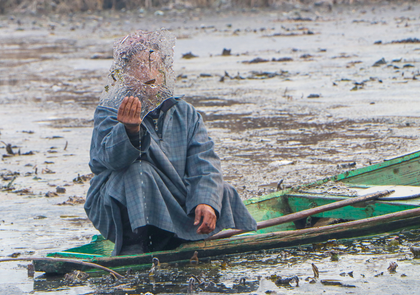 Dal Lake freezes in parts, night temperature remains several notches below zero in Kashmir Valley | Dal Lake freezes in parts, night temperature remains several notches below zero in Kashmir Valley Dal Lake freezes in parts, night temperature remains several notches below zero in Kashmir Valley | Dal Lake freezes in parts, night temperature remains several notches below zero in Kashmir Valley