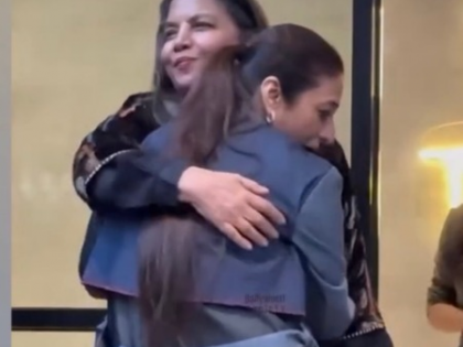 'Khaala' Shabana Azmi embraces 'bhaanji' Tabu in a warm hug