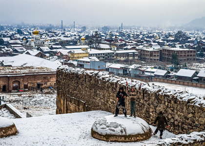 Fresh snowfall shuts highways in Kashmir, affects flight operations | Fresh snowfall shuts highways in Kashmir, affects flight operations Fresh snowfall shuts highways in Kashmir, affects flight operations | Fresh snowfall shuts highways in Kashmir, affects flight operations