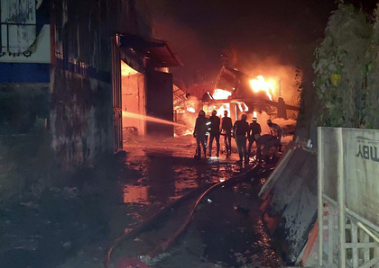 Three dead, several still missing in massive fire in warehouse in Kolkata | Three dead, several still missing in massive fire in warehouse in Kolkata Three dead, several still missing in massive fire in warehouse in Kolkata | Three dead, several still missing in massive fire in warehouse in Kolkata