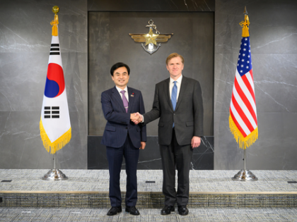 South Korea's Defence Chief, US undersecretary discuss Seoul's nuclear sub push, wartime troop control transfer | South Korea's Defence Chief, US undersecretary discuss Seoul's nuclear sub push, wartime troop control transfer South Korea's Defence Chief, US undersecretary discuss Seoul's nuclear sub push, wartime troop control transfer | South Korea's Defence Chief, US undersecretary discuss Seoul's nuclear sub push, wartime troop control transfer