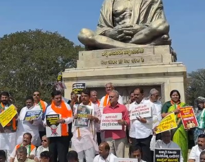 BJP protests in Karnataka, seeks Excise Minister’s ouster over alleged diversion of funds | BJP protests in Karnataka, seeks Excise Minister’s ouster over alleged diversion of funds BJP protests in Karnataka, seeks Excise Minister’s ouster over alleged diversion of funds | BJP protests in Karnataka, seeks Excise Minister’s ouster over alleged diversion of funds