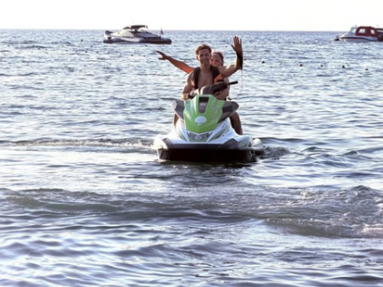 Hrithik Roshan takes his life's 'leading lady' on a thrill jet ski ride amidst vast ocean | Hrithik Roshan takes his life's 'leading lady' on a thrill jet ski ride amidst vast ocean Hrithik Roshan takes his life's 'leading lady' on a thrill jet ski ride amidst vast ocean | Hrithik Roshan takes his life's 'leading lady' on a thrill jet ski ride amidst vast ocean