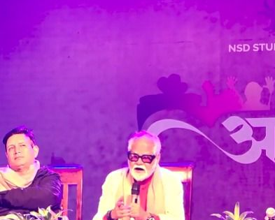 Sanjay Mishra admits he learned a lot observing his NSD senior Irrfan Khan | Sanjay Mishra admits he learned a lot observing his NSD senior Irrfan Khan Sanjay Mishra admits he learned a lot observing his NSD senior Irrfan Khan | Sanjay Mishra admits he learned a lot observing his NSD senior Irrfan Khan