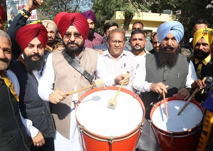 Punjab AAP holds protest against Congress leader Bajwa over casteist remarks | Punjab AAP holds protest against Congress leader Bajwa over casteist remarks Punjab AAP holds protest against Congress leader Bajwa over casteist remarks | Punjab AAP holds protest against Congress leader Bajwa over casteist remarks