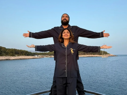Shilpa Shetty recreates the iconic 'Titanic' pose with hubby Raj Kundra | Shilpa Shetty recreates the iconic 'Titanic' pose with hubby Raj Kundra Shilpa Shetty recreates the iconic 'Titanic' pose with hubby Raj Kundra | Shilpa Shetty recreates the iconic 'Titanic' pose with hubby Raj Kundra