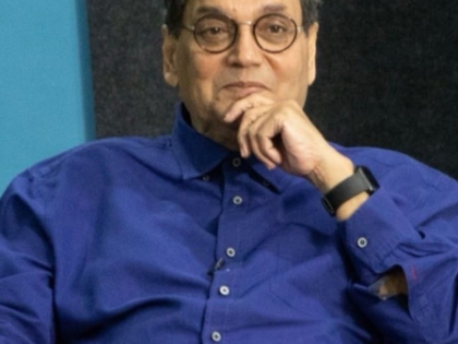 Subhash Ghai thrilled as Anand Bakshi’s son gifts father's ‘chasme’: He's written 2000 songs wearing them | Subhash Ghai thrilled as Anand Bakshi’s son gifts father's ‘chasme’: He's written 2000 songs wearing them Subhash Ghai thrilled as Anand Bakshi’s son gifts father's ‘chasme’: He's written 2000 songs wearing them | Subhash Ghai thrilled as Anand Bakshi’s son gifts father's ‘chasme’: He's written 2000 songs wearing them