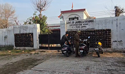 Six policemen posted at R.S. Pura observation home suspended after escape of 2 Pakistanis, gangster | Six policemen posted at R.S. Pura observation home suspended after escape of 2 Pakistanis, gangster Six policemen posted at R.S. Pura observation home suspended after escape of 2 Pakistanis, gangster | Six policemen posted at R.S. Pura observation home suspended after escape of 2 Pakistanis, gangster