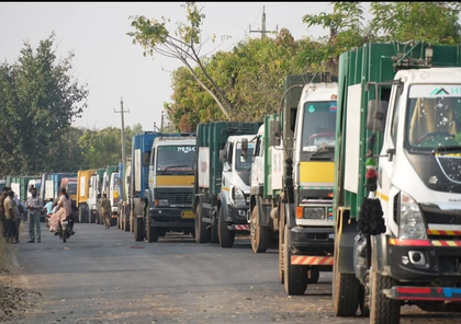 Garbage dumping sparks outrage, 300 trucks halted on outskirts of Bengaluru | Garbage dumping sparks outrage, 300 trucks halted on outskirts of Bengaluru Garbage dumping sparks outrage, 300 trucks halted on outskirts of Bengaluru | Garbage dumping sparks outrage, 300 trucks halted on outskirts of Bengaluru
