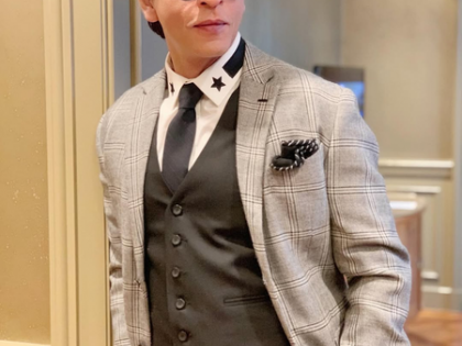 Shah Rukh Khan pays visit to Salim Khan to check on his health | Shah Rukh Khan pays visit to Salim Khan to check on his health Shah Rukh Khan pays visit to Salim Khan to check on his health | Shah Rukh Khan pays visit to Salim Khan to check on his health