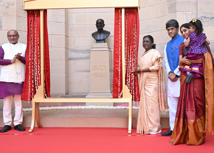 Prez Murmu unveils bust of C Rajagopalachari statue in Rashtrapati Bhavan | Prez Murmu unveils bust of C Rajagopalachari statue in Rashtrapati Bhavan Prez Murmu unveils bust of C Rajagopalachari statue in Rashtrapati Bhavan | Prez Murmu unveils bust of C Rajagopalachari statue in Rashtrapati Bhavan