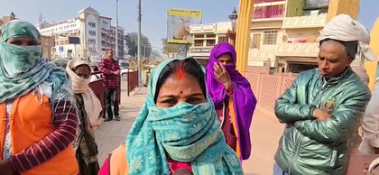 Upset over not getting salary for past three months, hundreds of sanitation workers protest in Ayodhya | Upset over not getting salary for past three months, hundreds of sanitation workers protest in Ayodhya Upset over not getting salary for past three months, hundreds of sanitation workers protest in Ayodhya | Upset over not getting salary for past three months, hundreds of sanitation workers protest in Ayodhya