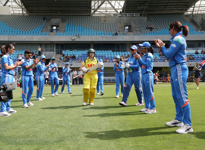 Indian women's team accords guard of honour to Alyssa Healy in her farewell ODI | Indian women's team accords guard of honour to Alyssa Healy in her farewell ODI Indian women's team accords guard of honour to Alyssa Healy in her farewell ODI | Indian women's team accords guard of honour to Alyssa Healy in her farewell ODI