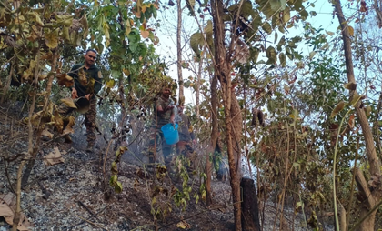 Troops swiftly douse forest fire near India-Myanmar check post in Manipur | Troops swiftly douse forest fire near India-Myanmar check post in Manipur Troops swiftly douse forest fire near India-Myanmar check post in Manipur | Troops swiftly douse forest fire near India-Myanmar check post in Manipur