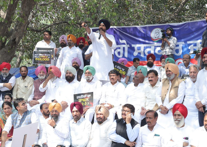 Punjab Congress holds protest over promise of Rs 1,000 every month for women | Punjab Congress holds protest over promise of Rs 1,000 every month for women Punjab Congress holds protest over promise of Rs 1,000 every month for women | Punjab Congress holds protest over promise of Rs 1,000 every month for women