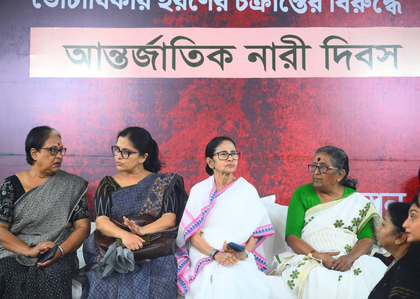 Mamata Banerjee joins in Trinamool's protests against LPG cylinders' price hike | Mamata Banerjee joins in Trinamool's protests against LPG cylinders' price hike Mamata Banerjee joins in Trinamool's protests against LPG cylinders' price hike | Mamata Banerjee joins in Trinamool's protests against LPG cylinders' price hike