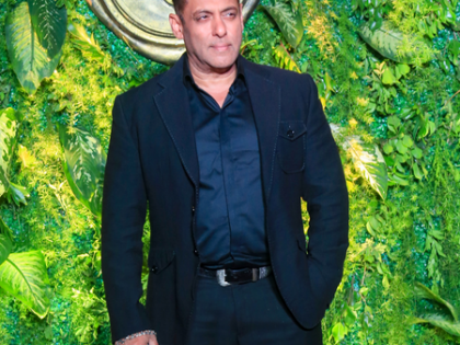 Salman Khan looks dashing at ‘Hum Aapke Hain Koun’ reunion during Barjatya wedding bash | Salman Khan looks dashing at ‘Hum Aapke Hain Koun’ reunion during Barjatya wedding bash Salman Khan looks dashing at ‘Hum Aapke Hain Koun’ reunion during Barjatya wedding bash | Salman Khan looks dashing at ‘Hum Aapke Hain Koun’ reunion during Barjatya wedding bash