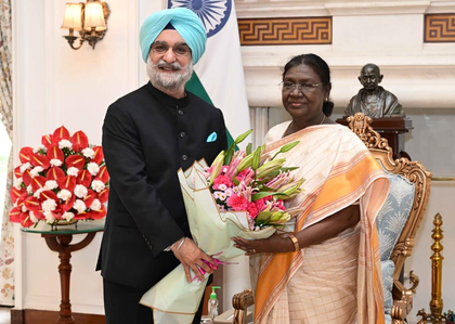 Delhi L-G meets President Murmu, police chief, other officials | Delhi L-G meets President Murmu, police chief, other officials Delhi L-G meets President Murmu, police chief, other officials | Delhi L-G meets President Murmu, police chief, other officials