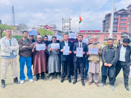 J&K students association meets protesting Kashmiri students & parents of Rajasthan's Mewar University | J&K students association meets protesting Kashmiri students & parents of Rajasthan's Mewar University J&K students association meets protesting Kashmiri students & parents of Rajasthan's Mewar University | J&K students association meets protesting Kashmiri students & parents of Rajasthan's Mewar University