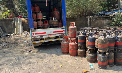 Gas cylinder black marketing op busted in Mumbai; stock seized in Worli raid | Gas cylinder black marketing op busted in Mumbai; stock seized in Worli raid Gas cylinder black marketing op busted in Mumbai; stock seized in Worli raid | Gas cylinder black marketing op busted in Mumbai; stock seized in Worli raid