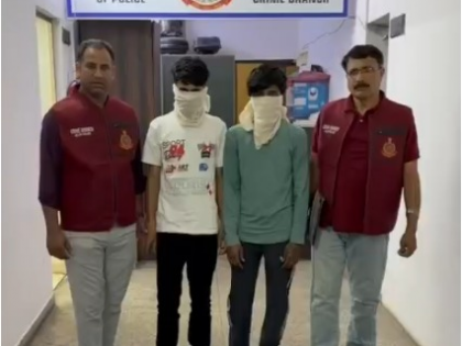 Two habitual offenders held in Delhi; stolen motorcycle, 14 mobile phones recovered | Two habitual offenders held in Delhi; stolen motorcycle, 14 mobile phones recovered Two habitual offenders held in Delhi; stolen motorcycle, 14 mobile phones recovered | Two habitual offenders held in Delhi; stolen motorcycle, 14 mobile phones recovered