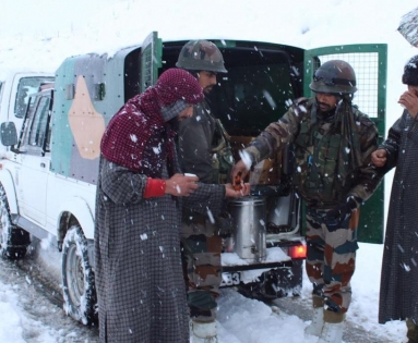 Army rescues 214 stranded people including tourists in J&K’s Sinthan Pass in heavy snowfall | Army rescues 214 stranded people including tourists in J&K’s Sinthan Pass in heavy snowfall Army rescues 214 stranded people including tourists in J&K’s Sinthan Pass in heavy snowfall | Army rescues 214 stranded people including tourists in J&K’s Sinthan Pass in heavy snowfall