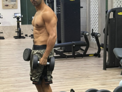 Varun Dhawan says 'Hai jawaani toh workout karna hain' as he flaunts his toned physique | Varun Dhawan says 'Hai jawaani toh workout karna hain' as he flaunts his toned physique Varun Dhawan says 'Hai jawaani toh workout karna hain' as he flaunts his toned physique | Varun Dhawan says 'Hai jawaani toh workout karna hain' as he flaunts his toned physique