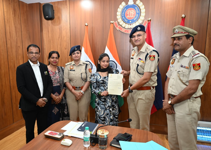 Woman fights off mobile snatchers, honoured by Delhi Police | Woman fights off mobile snatchers, honoured by Delhi Police Woman fights off mobile snatchers, honoured by Delhi Police | Woman fights off mobile snatchers, honoured by Delhi Police