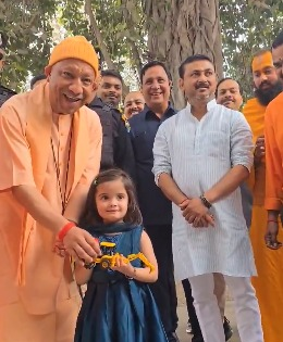 Toy bulldozer and a big smile: Little girl’s sweet gesture delights UP CM Yogi | Toy bulldozer and a big smile: Little girl’s sweet gesture delights UP CM Yogi Toy bulldozer and a big smile: Little girl’s sweet gesture delights UP CM Yogi | Toy bulldozer and a big smile: Little girl’s sweet gesture delights UP CM Yogi