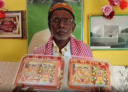 Former Babri Masjid litigant gifts Lord Ram Lalla’s picture to security staff, devotees | Former Babri Masjid litigant gifts Lord Ram Lalla’s picture to security staff, devotees Former Babri Masjid litigant gifts Lord Ram Lalla’s picture to security staff, devotees | Former Babri Masjid litigant gifts Lord Ram Lalla’s picture to security staff, devotees