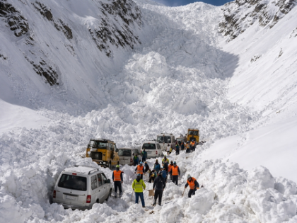 Six killed, 5 injured in Zojila Pass avalanche tragedy | Six killed, 5 injured in Zojila Pass avalanche tragedy Six killed, 5 injured in Zojila Pass avalanche tragedy | Six killed, 5 injured in Zojila Pass avalanche tragedy