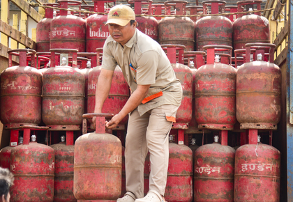 27 gas cylinders stolen from delivery tempo in Mumbai; probe on | 27 gas cylinders stolen from delivery tempo in Mumbai; probe on 27 gas cylinders stolen from delivery tempo in Mumbai; probe on | 27 gas cylinders stolen from delivery tempo in Mumbai; probe on