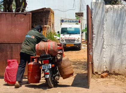 UP govt cracks down on black marketing at petrol, diesel and LPG outlets | UP govt cracks down on black marketing at petrol, diesel and LPG outlets UP govt cracks down on black marketing at petrol, diesel and LPG outlets | UP govt cracks down on black marketing at petrol, diesel and LPG outlets