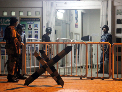 Pakistan: Two passengers offloaded from plane for using umrah visa to enter Europe | Pakistan: Two passengers offloaded from plane for using umrah visa to enter Europe Pakistan: Two passengers offloaded from plane for using umrah visa to enter Europe | Pakistan: Two passengers offloaded from plane for using umrah visa to enter Europe