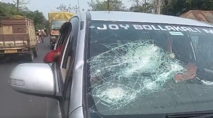 BJP candidate's convoy attacked in Bengal's Cooch Behar, Trinamool denies charge | BJP candidate's convoy attacked in Bengal's Cooch Behar, Trinamool denies charge BJP candidate's convoy attacked in Bengal's Cooch Behar, Trinamool denies charge | BJP candidate's convoy attacked in Bengal's Cooch Behar, Trinamool denies charge