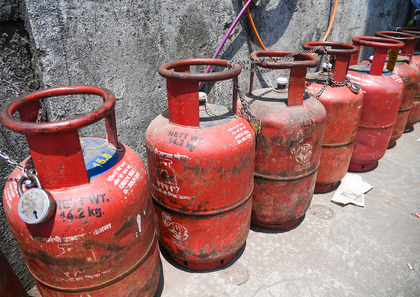 Muzaffarpur police bust LPG black marketing racket amid gas shortage; tanker, vehicles seized | Muzaffarpur police bust LPG black marketing racket amid gas shortage; tanker, vehicles seized Muzaffarpur police bust LPG black marketing racket amid gas shortage; tanker, vehicles seized | Muzaffarpur police bust LPG black marketing racket amid gas shortage; tanker, vehicles seized