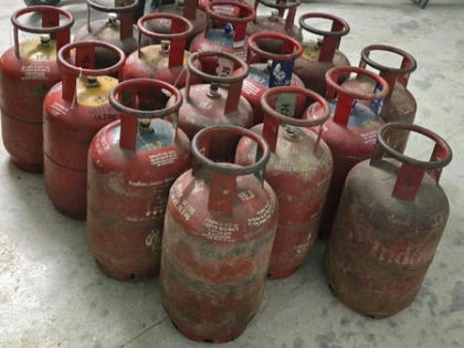 23 empty commercial gas cylinders seized, delivery worker charged in Mumbai's Deonar | 23 empty commercial gas cylinders seized, delivery worker charged in Mumbai's Deonar 23 empty commercial gas cylinders seized, delivery worker charged in Mumbai's Deonar | 23 empty commercial gas cylinders seized, delivery worker charged in Mumbai's Deonar