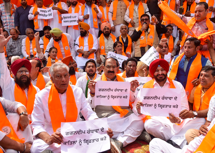 BJP stages protest in Amritsar, seeks justice for Warehousing Corporation official's family | BJP stages protest in Amritsar, seeks justice for Warehousing Corporation official's family BJP stages protest in Amritsar, seeks justice for Warehousing Corporation official's family | BJP stages protest in Amritsar, seeks justice for Warehousing Corporation official's family