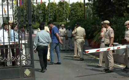 Car breaks through high-security gate of Delhi Assembly premises, masked man places flower bouquet on porch | Car breaks through high-security gate of Delhi Assembly premises, masked man places flower bouquet on porch Car breaks through high-security gate of Delhi Assembly premises, masked man places flower bouquet on porch | Car breaks through high-security gate of Delhi Assembly premises, masked man places flower bouquet on porch