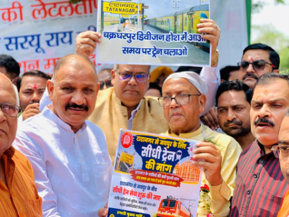 Train delays trigger massive protest at Tatanagar, MLA Saryu Roy leads stir | Train delays trigger massive protest at Tatanagar, MLA Saryu Roy leads stir Train delays trigger massive protest at Tatanagar, MLA Saryu Roy leads stir | Train delays trigger massive protest at Tatanagar, MLA Saryu Roy leads stir