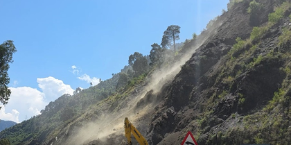 Srinagar-Jammu highway closed for 2nd day after fresh landslide | Srinagar-Jammu highway closed for 2nd day after fresh landslide Srinagar-Jammu highway closed for 2nd day after fresh landslide | Srinagar-Jammu highway closed for 2nd day after fresh landslide